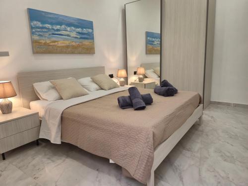 une chambre avec un grand lit avec deux oreillers dessus dans l'établissement Seaside Loft, à Marsalforn