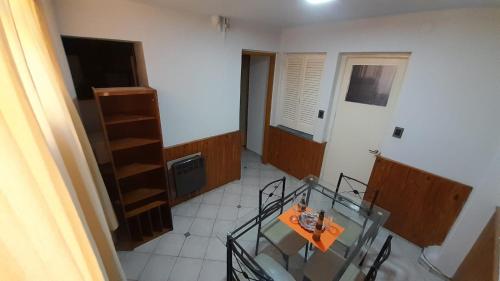 sala de estar con mesa de cristal y escalera en Luceros, en Mendoza