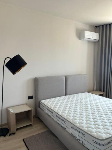 Ένα ή περισσότερα κρεβάτια σε δωμάτιο στο Emera Apartments