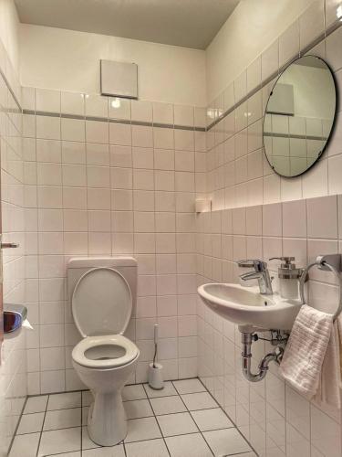 a bathroom with a toilet and a sink at Stilvolle Maisonette in Neuss - Balkon & Gratis-Parkplatz in Neuss