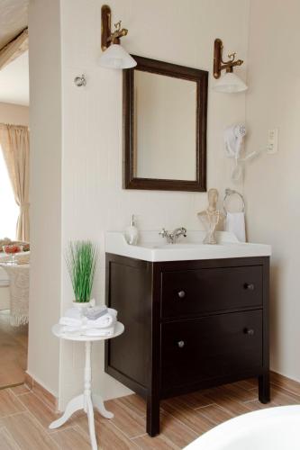 a bathroom with a sink and a mirror at Barackvirág Apartmanház in Tihany