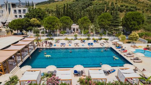 an overhead view of a pool at a resort at Edva Resort in Vlorë