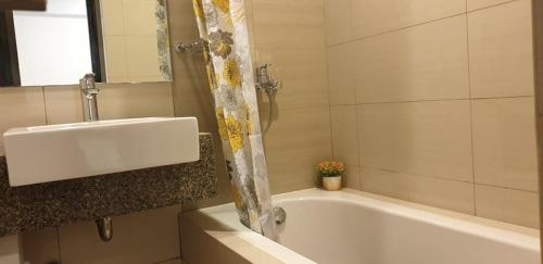 Koupelna v ubytování Mactan Newtown with Garden and Ocean View