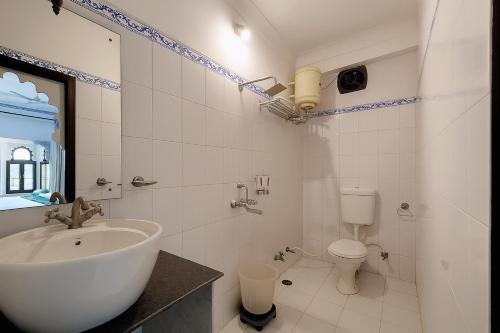 Ένα μπάνιο στο THAMLA HAVELI - Heritage Lake View Hotel