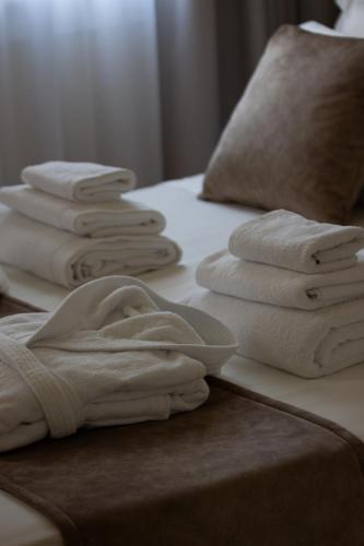 a pile of towels sitting on top of a bed at Villa Margherita in Padova