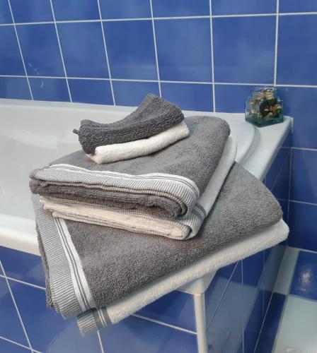 - une pile de serviettes assises au-dessus d'une baignoire dans l'établissement Chambre d hôtes le Val du Loup petit déjeuner continental sur demande, à Notre-Dame-de-Sanilhac