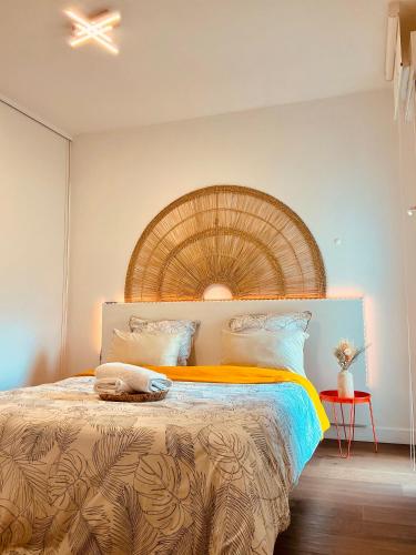 une chambre avec un grand lit avec une tête de lit en bois dans l'établissement T3 au centre ville avec balcon, parking gratuit, à Quimper