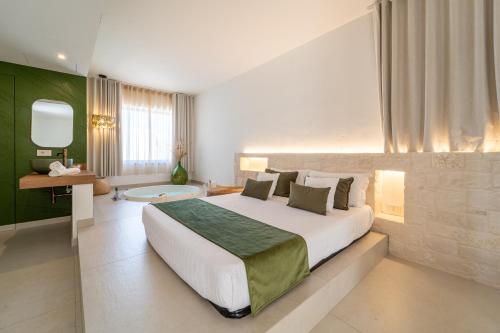 Ένα ή περισσότερα κρεβάτια σε δωμάτιο στο Agriturismo Ciriè - 6 Camere, Piscina & Colazione