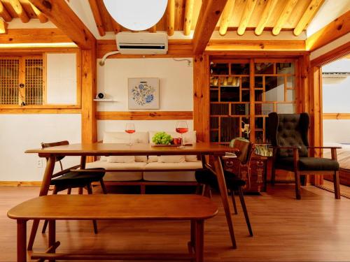 a dining room with a table and chairs at #오픈할인# 경복궁역 도보 4분#한옥#전통체험#경복궁,인사동,북촌,서촌,광화문,명동, 동대문 바로 옆#짐보관# 9인#호텔침구#각방에어컨#무료와이파이#세탁건조기#교통최고 in Seoul