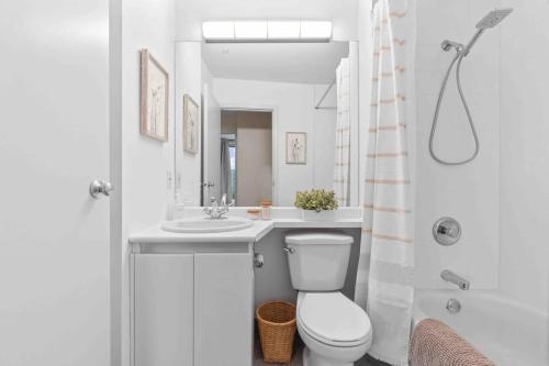 Koupelna v ubytování Downtown Corner Suite with City Views and AC for 6 Guests