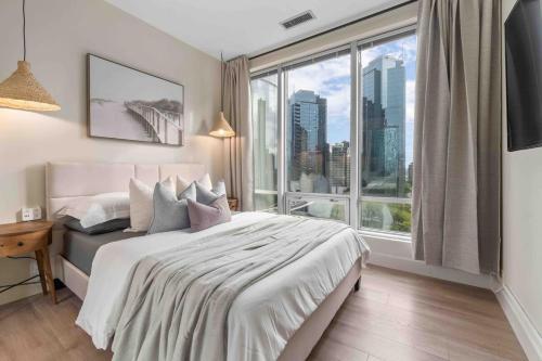 Postel nebo postele na pokoji v ubytování Downtown Corner Suite with City Views and AC for 6 Guests