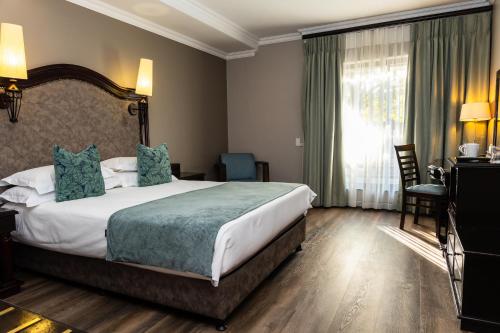 Katil atau katil-katil dalam bilik di Premier Hotel Pretoria