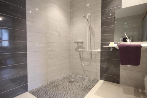 a bathroom with a shower and a sink at Logis hôtel restaurant Auberge de la Cloche in Le Theil-sur-Huisne