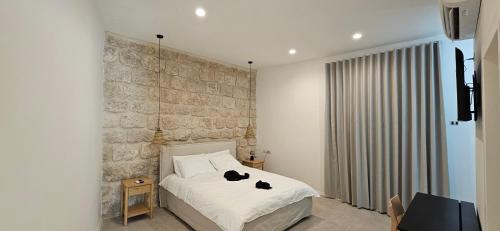 Katil atau katil-katil dalam bilik di Private stone renovated studio