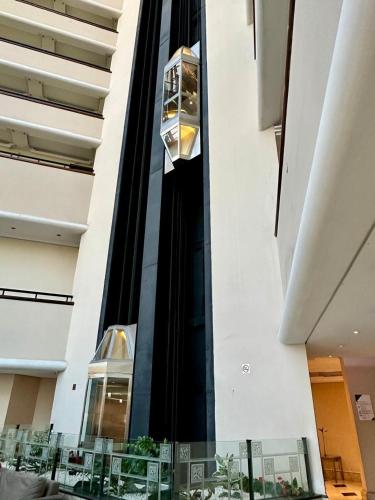 a building with two lights hanging from the side of it at Summit Flat, ótima localização, limpeza diária, academia e piscina in São José dos Campos