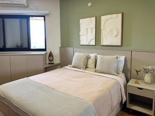 圣若泽杜斯坎普斯Summit Flat, ótima localização, limpeza diária, academia e piscina的卧室里有一张铺着白色床单的床和一扇窗户