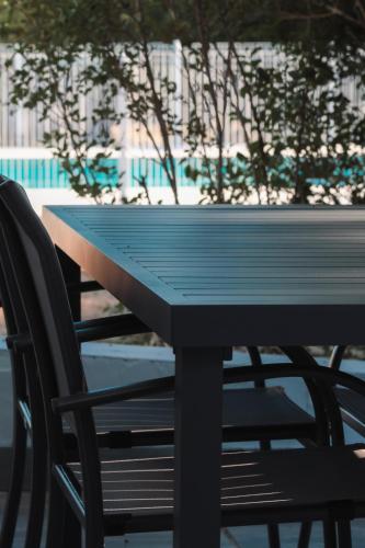 une table noire et deux chaises à une table dans l'établissement OCEAN 53 cottage avec piscine privée, à Lesperon