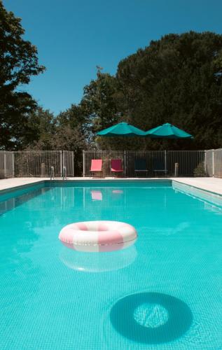 - une piscine avec un frisbee dans l'eau dans l'établissement OCEAN 53 cottage avec piscine privée, à Lesperon