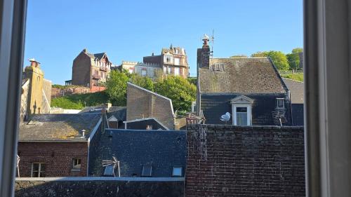ル・トレポールにあるAppartement plage & portの建物の屋根の窓からの眺め