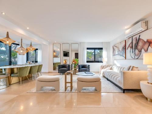 Vacation Marbella I Villa La Cabane, Luxury Villa, Designer Interior, Heated Pool, American BBQ, 5min Walk to the Finest Beaches