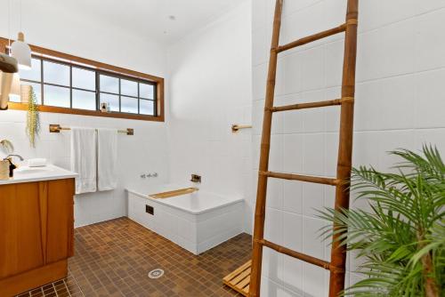 Bilik mandi di THE FARM HOUSE Byron Bay - 4 bed ideally located escape