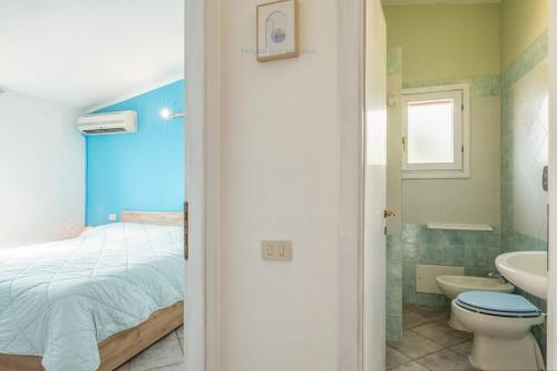 Un baño con una cama, un inodoro y un lavabo. en Bellavista, en Capitana