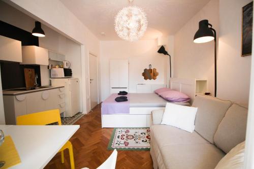 uma pequena sala de estar com um sofá e uma mesa em Luxury living Apartments em Split