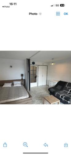 Un ou plusieurs lits dans un hébergement de l'établissement Appart:résidence avec piscine