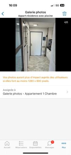 une page d'un site web avec une photo d'une salle de bains dans l'établissement Appart:résidence avec piscine, au Cap d'Agde