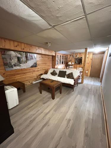 una camera da letto con un letto e un tavolo in una stanza di Chalet Bleu a Lac Sainte-Marie