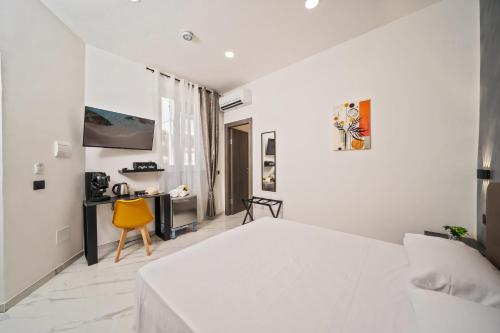 アグローポリにあるCilento Dreamsのベッドルーム(白いベッド1台、黄色い椅子付)