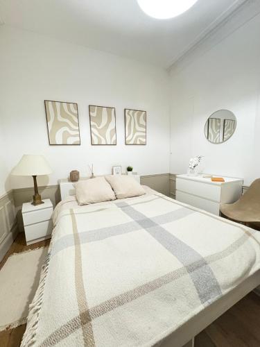 - une chambre blanche avec un grand lit et une couverture dans l'établissement Appartement Privé Chic Paris - Tour Eiffel, à Paris