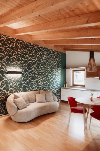 una sala de estar con un sofá y una mesa en Der Mittermoar, en Bresanona