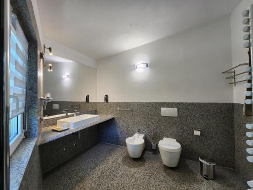 Ένα μπάνιο στο Bellavitalia - a cozy nest in the foothills of the Alps