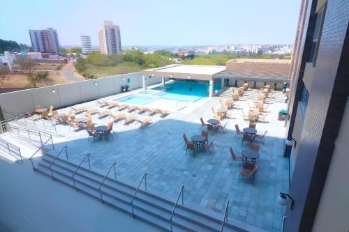 an overhead view of a pool with tables and chairs at Piazza Diroma Com acesso Gratuito Ao diroma Acqua Park in Caldas Novas