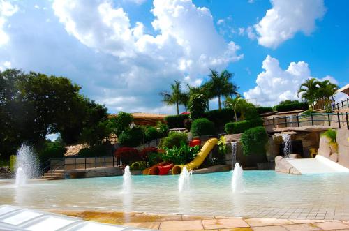 a water park with a slide and fountains at Piazza Diroma Com acesso Gratuito Ao diroma Acqua Park in Caldas Novas