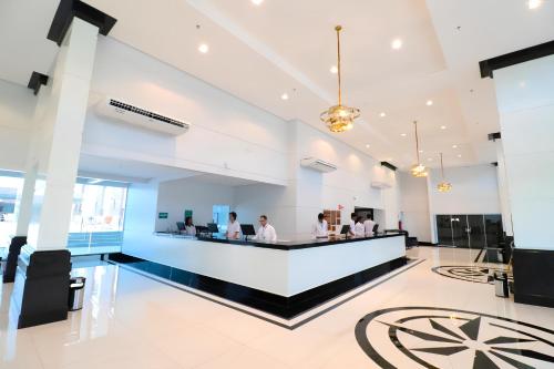a lobby of a hospital with people working at a counter at Piazza Diroma Com acesso Gratuito Ao diroma Acqua Park in Caldas Novas