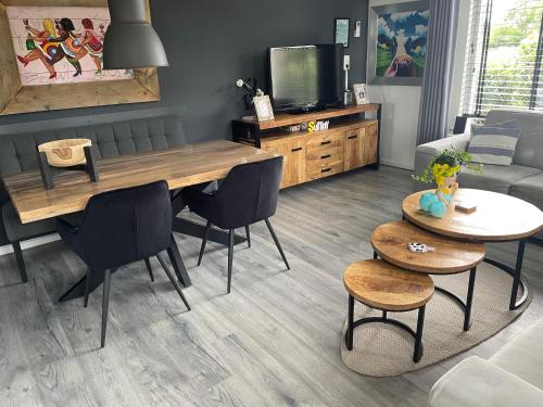 a living room with a table and chairs and a couch at Landelijk Hijken in Hijken