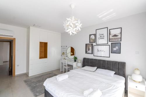 Voodi või voodid majutusasutuse Caesar Cliff Holiday Apartments toas