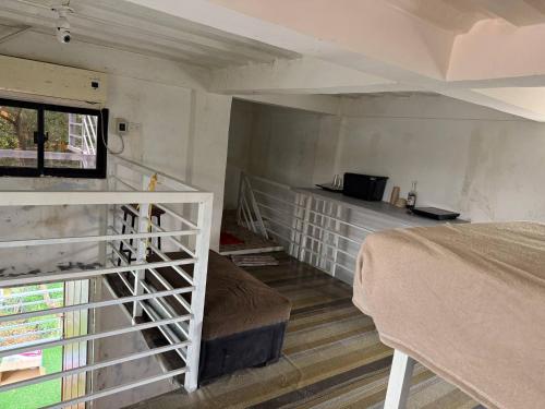 GuiguintoにあるOlivas Transient Houseのベッドと窓のある小さな部屋