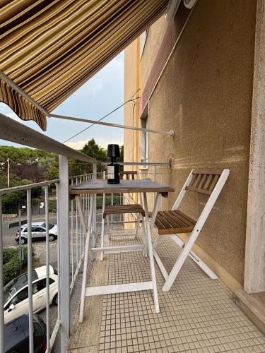 a table and a chair on a balcony at Metropolitan in La Spezia