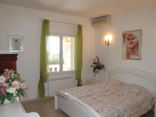 une chambre avec un lit et une fenêtre dans l'établissement Villa La Pinède Les Issambres Golf de Saint Tropez - Vue mer panoramique de la piscine, à Roquebrune-sur Argens