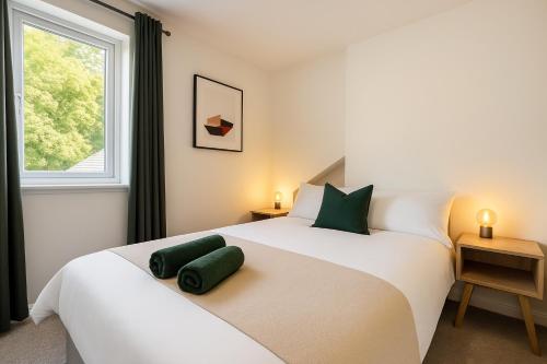 Postel nebo postele na pokoji v ubytování 8 Person, 4 Bedroom Light, Warm & Modern Apartment