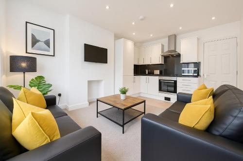 Kuchyň nebo kuchyňský kout v ubytování 8 Person, 4 Bedroom Light, Warm & Modern Apartment