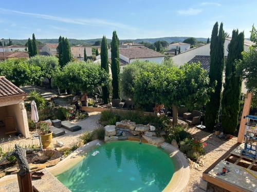 - une grande piscine dans une cour arborée dans l'établissement Au ciel étoilé, à Castillon-du-Gard