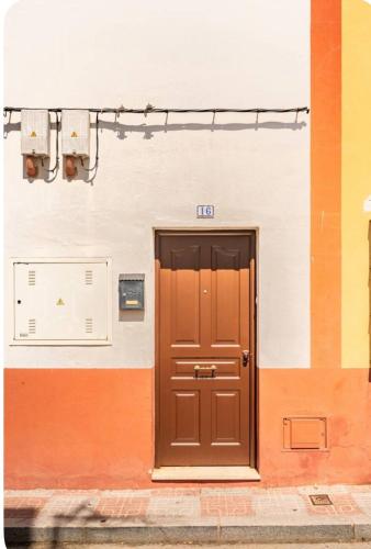 a door on the side of a building at Apartamento luminoso en Espartinas Totalmente climatizado in Espartinas