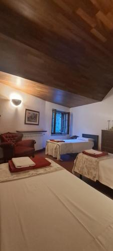 ein Zimmer mit 2 Betten und einem Sofa in einem Zimmer in der Unterkunft Villa Atlantica B&B in Manerbio