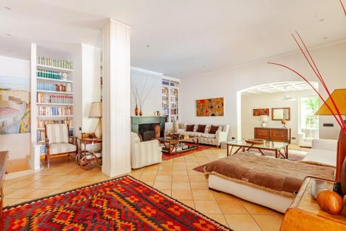 Luxury Villa with Swimming Pool in Rome