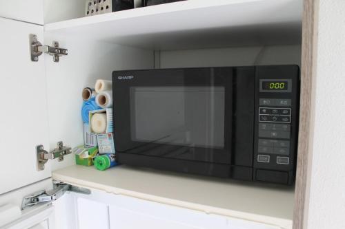 a microwave oven sitting on a counter in a kitchen at Ferienwohnung Zum Vierbeiner in Pirna