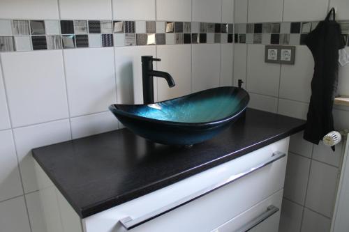 a bathroom with a black bowl sink on a counter at Ferienwohnung Zum Vierbeiner in Pirna